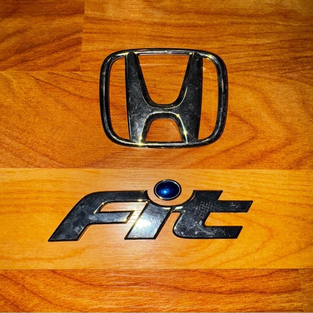 2007 2008 HONDA FIT REAR TRUNK LID SILVER EMBLEM LOGO BADGE SIGN SYMBOL LETTERS